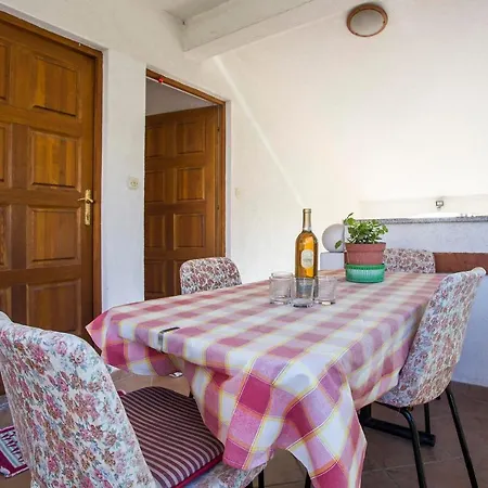 ゲストハウス Jaksa プーラ